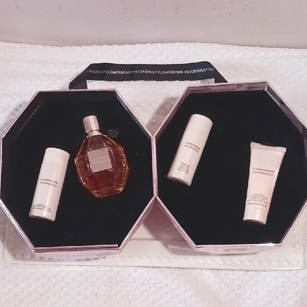 Viktor & Rolf Flowerbomb Gift Set & Gift Box